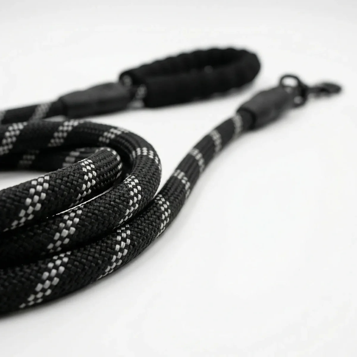 Durable black rope leash for dogs with strong braided construction.